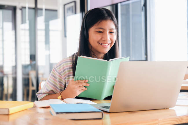 Online education and self study and homeschooling concept. — Stock Photo