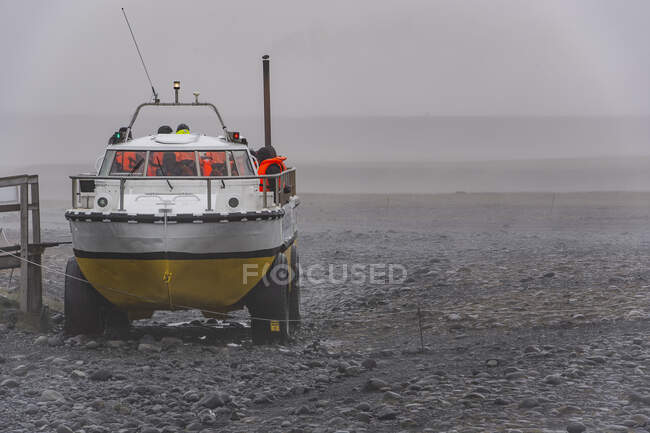 Vehículo anfibio que lleva al turista a la laguna glaciar Jokulsarlon - foto de stock