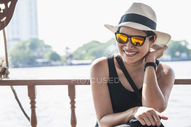 Mujer tomando un crucero por el río Chao Phraya de Bangkok - foto de stock