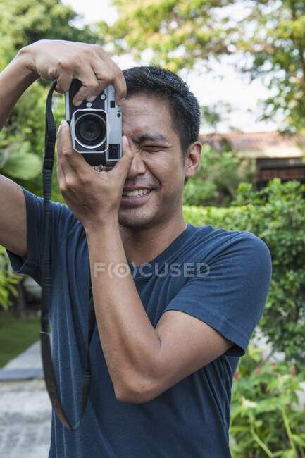 Людина робить фотографію з аналоговою камерою пошуку діапазону — стокове фото