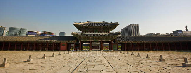Ворота во дворце Чангёнгун в Сеуле — стоковое фото