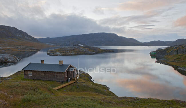 Красивый пейзаж с небольшой деревней в Норвегии — стоковое фото