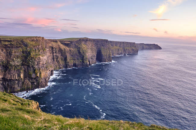 Falésias de destino turístico Moher ao pôr do sol, County Clare, Irlanda, Europa, 2018 — Fotografia de Stock