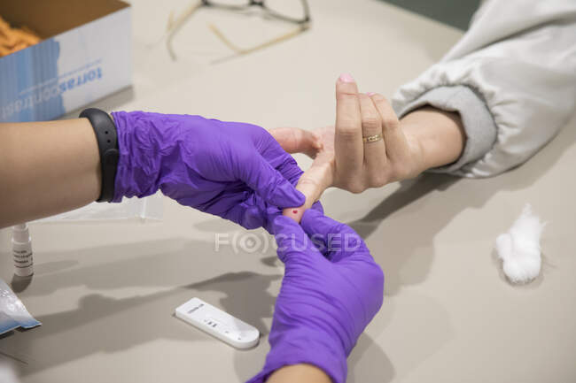 Медсестра перевіряє людину на Ковід-19.. — стокове фото