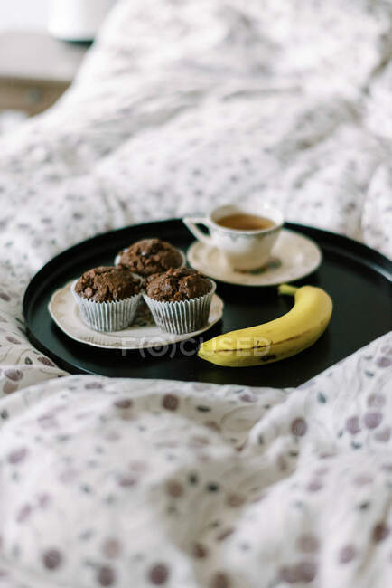 Muffins de chocolate com uma xícara branca no fundo — Fotografia de Stock