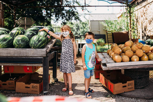 Niedliche Jungen und Mädchen auf dem Markt — Stockfoto