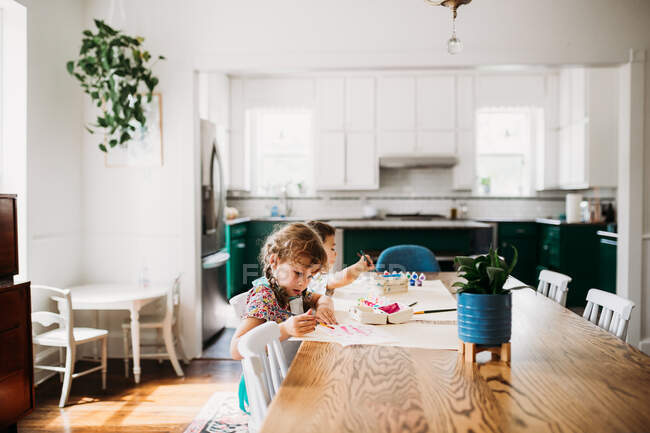 Милий хлопчик і дівчина малюють вдома — стокове фото