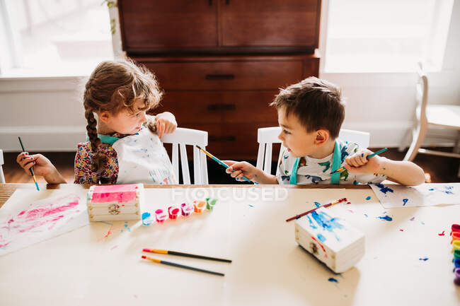 Niedlichen Jungen und Mädchen Zeichnung zu Hause — Stockfoto