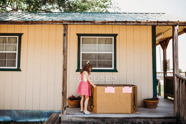 Mignonne petite fille avec boîte — Photo de stock