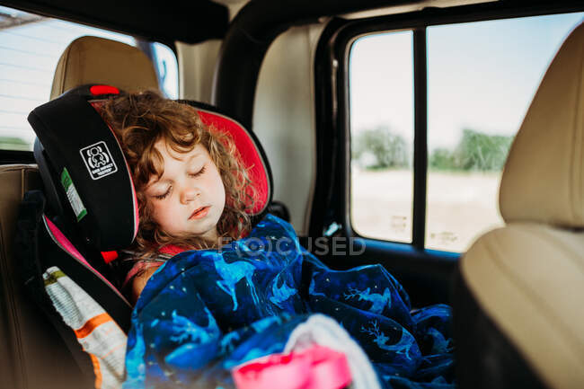Mignonne fille dormir dans la voiture — Photo de stock