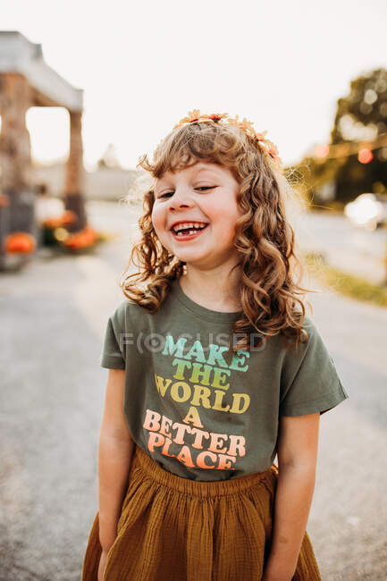 Niedliches kleines Mädchen lächelt — Stockfoto