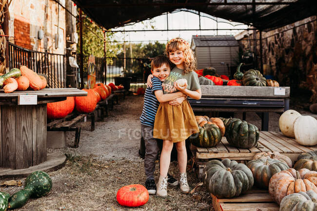 Cute boy and girl on market — Stock Photo