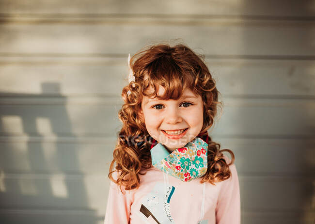 Мила маленька дівчинка посміхається — стокове фото