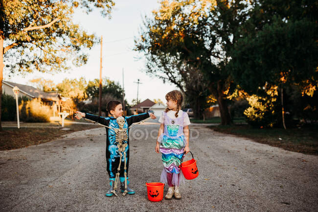 Niedliche Jungen und Mädchen an Halloween — Stockfoto