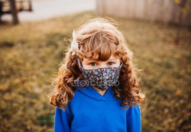 Mignonne petite fille en masque — Photo de stock