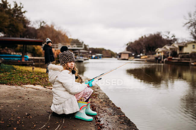 Мила маленька дівчинка риболовля — стокове фото