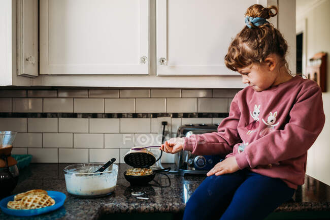 Carino bambina cucina — Foto stock