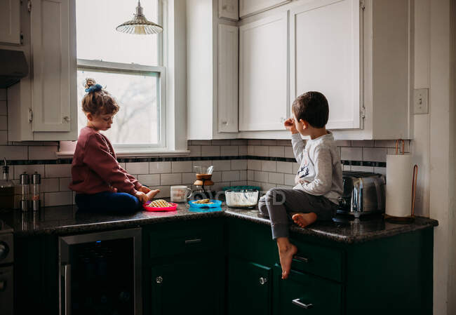 Niedlichen Jungen und Mädchen zu Hause essen — Stockfoto