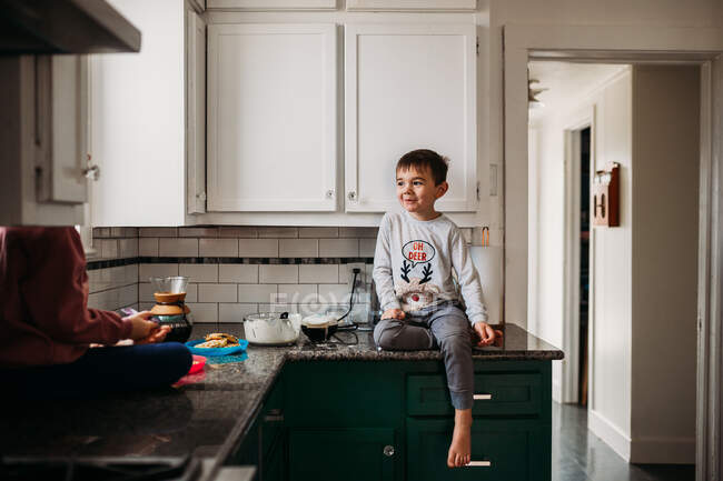 Niedlichen Jungen und Mädchen zu Hause essen — Stockfoto