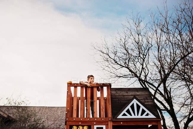 Bonito menino jogar ao ar livre — Fotografia de Stock