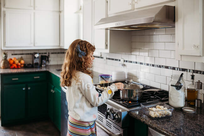 Милая девушка готовит дома — стоковое фото