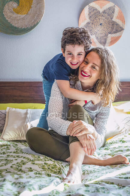 Jolie photo d'une mère blonde avec son fils heureux. Conce de la fête des mères — Photo de stock