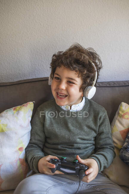 Мальчик играет на игровой приставке — стоковое фото