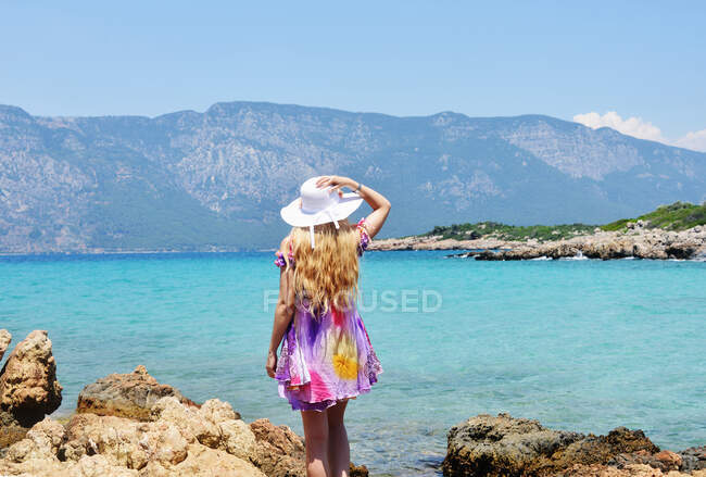 Vista posteriore della donna bionda sull'isola di Cleopatra in Turchia — Foto stock