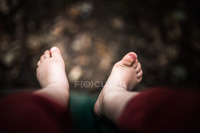 Bébé pieds nus jouant dans un parc — Photo de stock