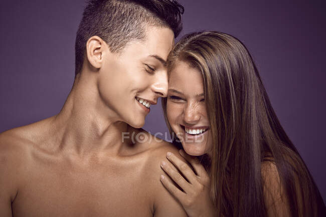 Jeune beauté adolescent couple partage tendres moments — Photo de stock