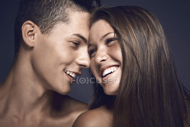 Couple de jeune beauté partage des moments de tendresse — Photo de stock