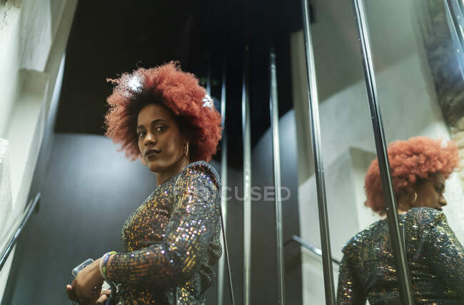 Bella donna con capelli afro riflessi nello specchio — Foto stock