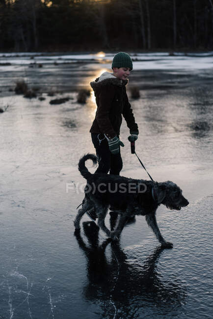 Bonito menino no congelado lago patinação — Fotografia de Stock