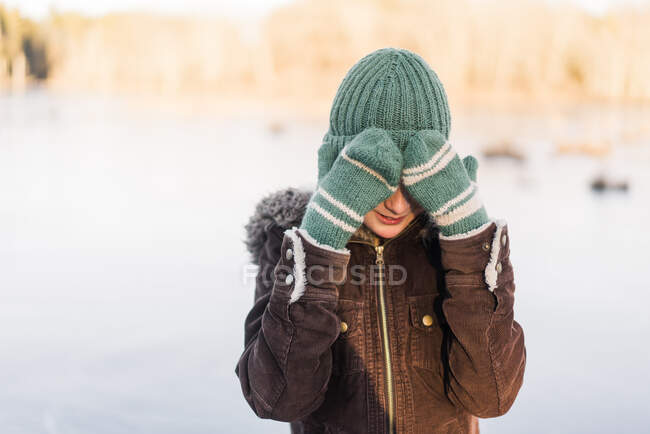 Симпатичный мальчик на замерзшем озере — стоковое фото