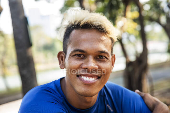 Fitness Trainer in Bangkok Takes a Break to Pose for Portrait — Stock Photo