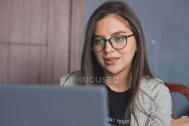 Uma jovem com o portátil. Realização de várias tarefas e reuniões. — Fotografia de Stock