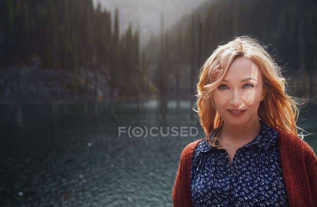 Blond woman exploring Kaindy Lake, Kazakhstan — Stock Photo