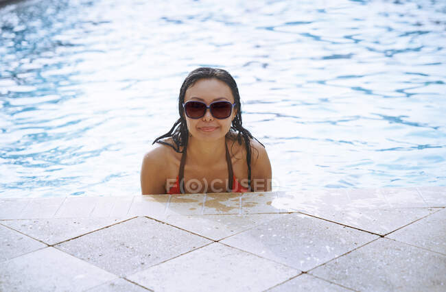 Unbekümmerte Frau hat Spaß im Schwimmbad — Stockfoto