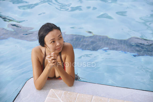 Беззаботная женщина в бассейне — стоковое фото