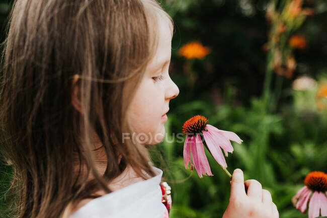 Portrait de mignonne petite fille dans un parc d'été — Photo de stock