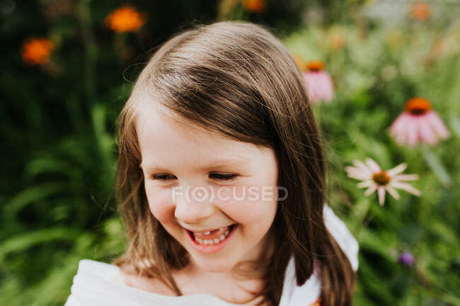 Portrait of cute little girl outdoor, happy childhood and summer — Stock Photo