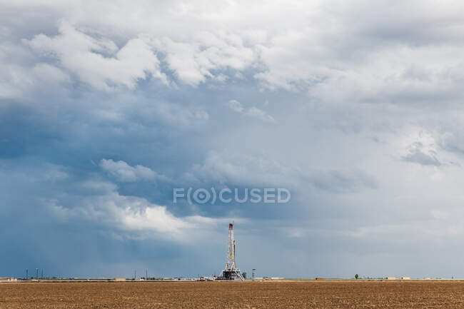 Clouds above drill tower in desert of Imperial Valley, California — Stock Photo