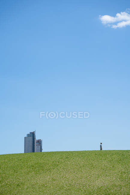 Minimalist landscape architecture with blue sky and a single person — Stock Photo