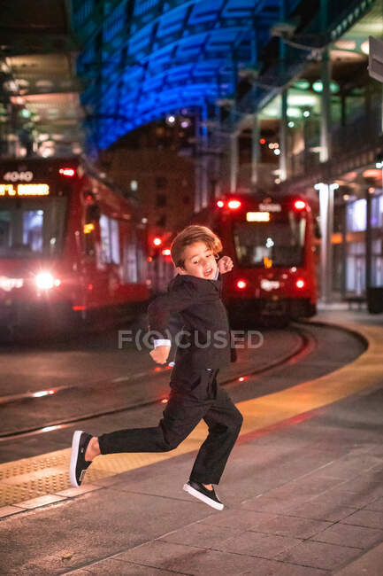 Мальчик танцует на вокзале в центре города в ближайшее время. — стоковое фото