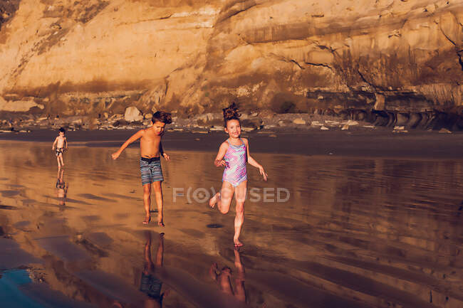 Niedliche Kinder, die Spaß am Strand haben — Stockfoto