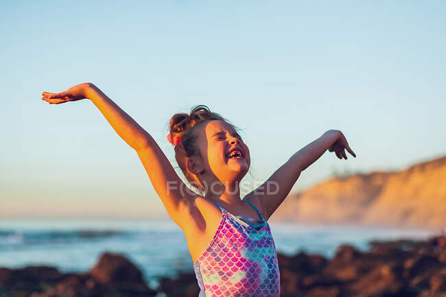 Giovane ragazza felicissima di essere in spiaggia. — Foto stock