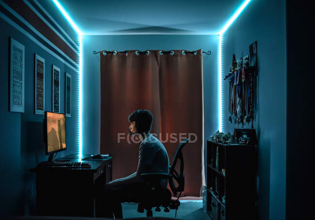 Il ragazzo con il computer nella stanza — Foto stock