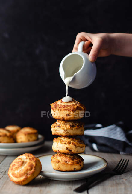 Frittelle fatte in casa con miele e una tazza di tè su sfondo nero. — Foto stock