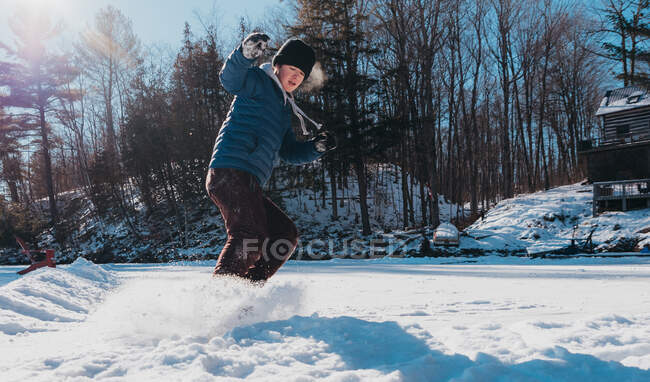 Teen boy pattinaggio su ghiaccio su un lago ghiacciato in un giorno d'inverno in Canada. — Foto stock
