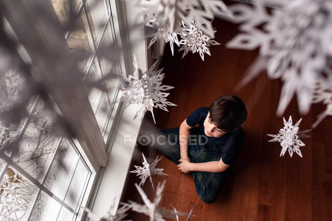 Kleines Kind mit Weihnachtsdekoration im Zimmer — Stockfoto